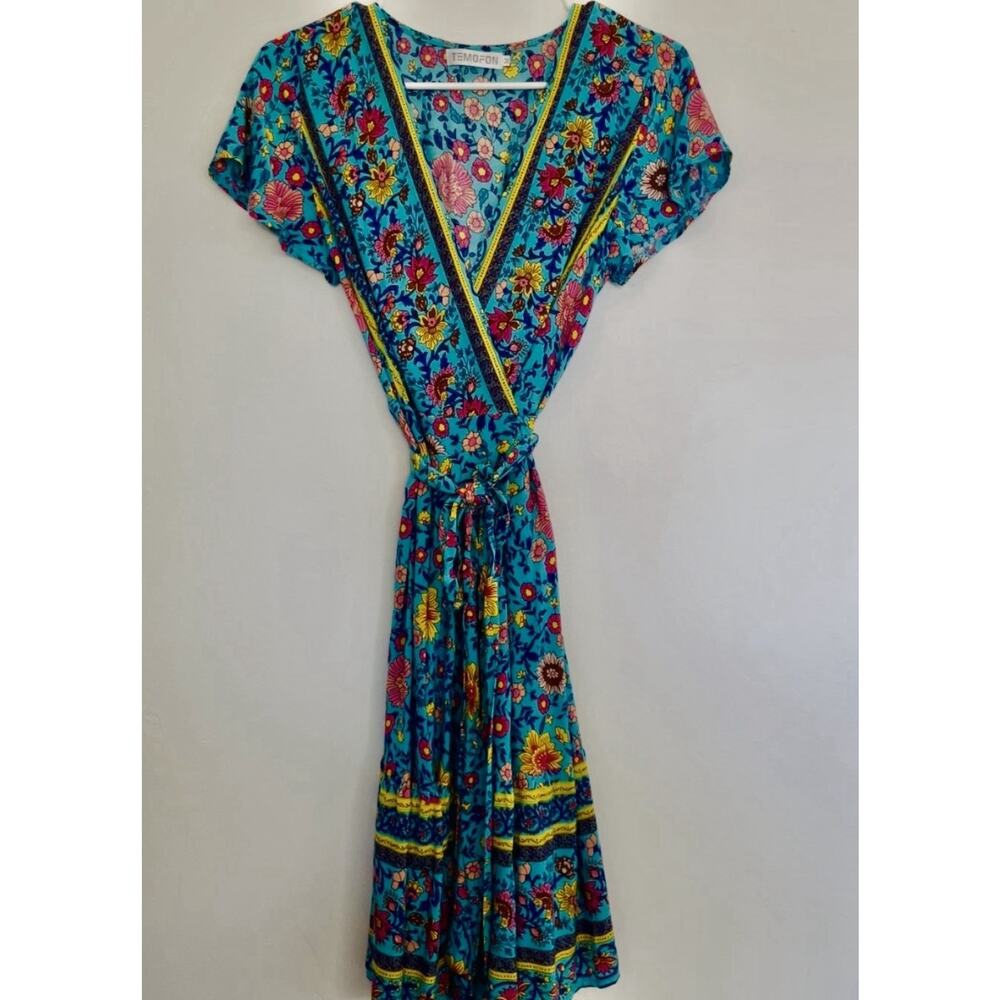 Multi Color Floral V-Neck Women’s Wrap Dress Size M Pretty Flirty Summer Wear